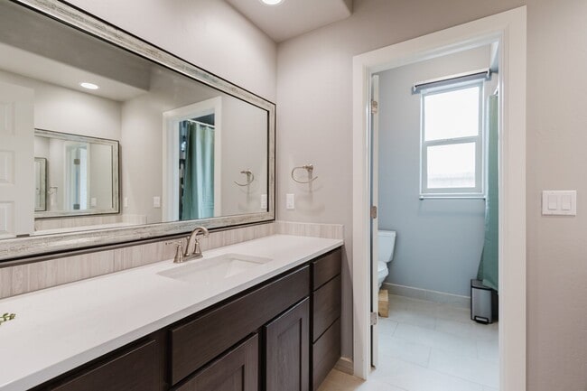 Building Photo - Modern 5 Bedroom Home with Solar Panels - ...