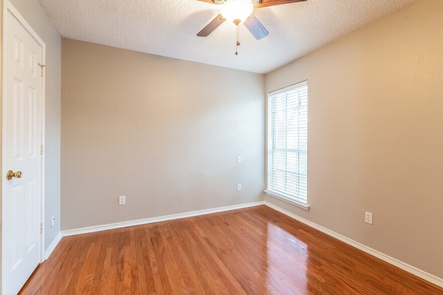 Building Photo - 1345 Overlook Dr