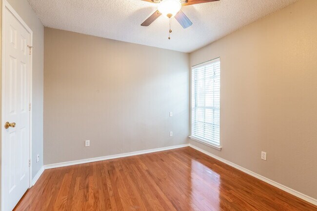 Building Photo - 1345 Overlook Dr