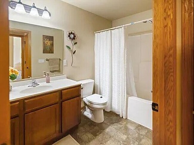 Building Photo - Coralville 4 Bedroom 4 Bath 3 Level Town H...