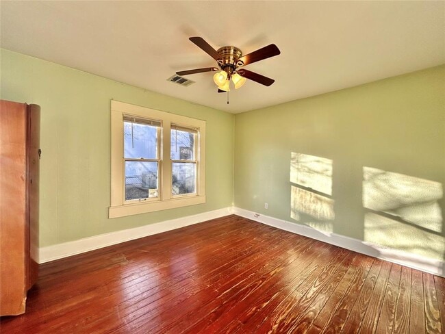 Building Photo - 1112 W 3rd St