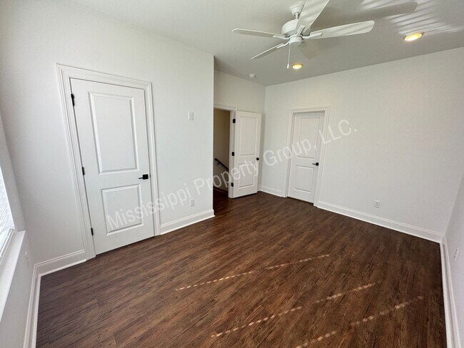 Building Photo - 721 Southview Dr
