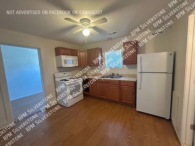 Building Photo - 3236 Caroline-