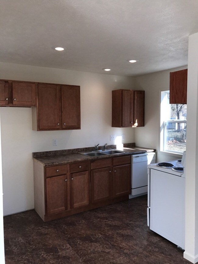 Building Photo - New 3 bed/1 bath duplex for rent!