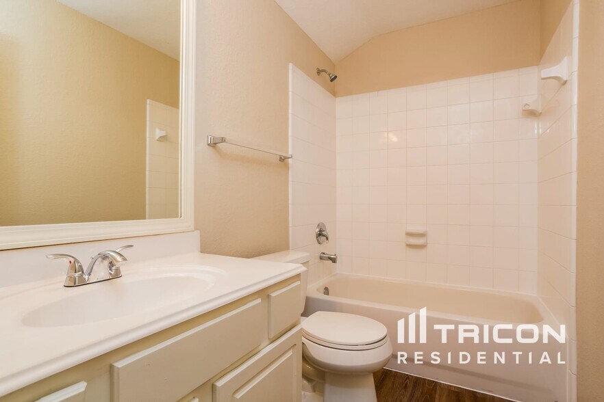 Building Photo - 32331 Hunter Park Ct