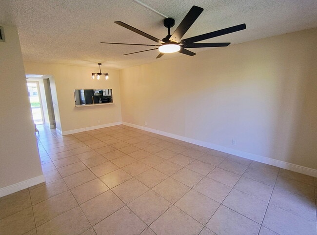Building Photo - 6736 Palmetto Cir S