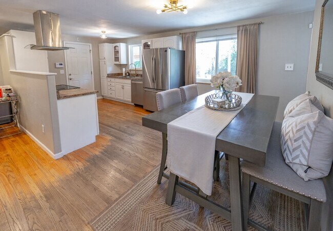 Building Photo - Amazing 3 bed/3 bath rental.  New Flooring!!  Solar Panels!!