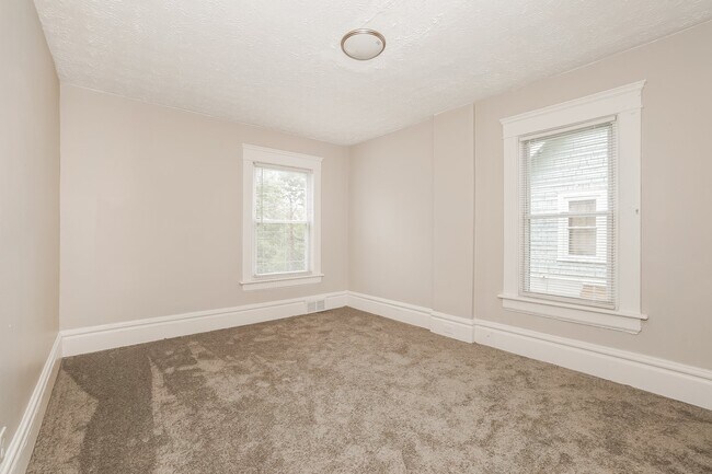 Building Photo - 128 Hollinger Ave