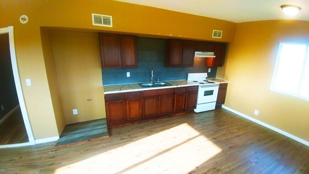 Building Photo - 2112 Family Ln.