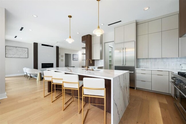 Building Photo - 13701 Montview Dr