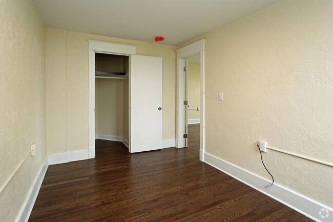 Bedroom - Apartments at 400 Elmwood