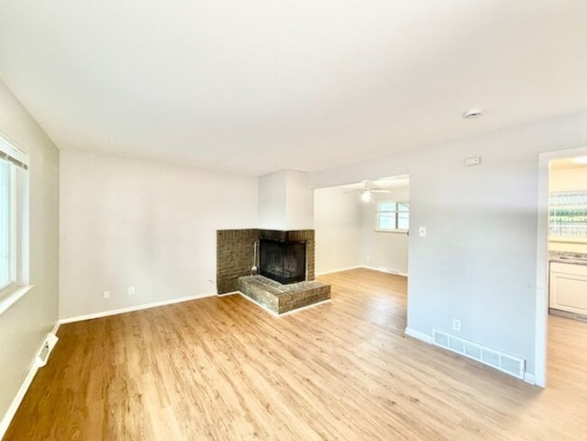 Building Photo - 387 S Queen Cir