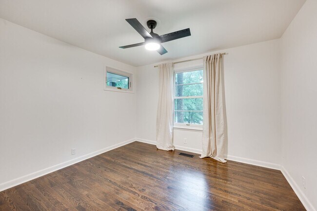 Building Photo - Amazing 3BE/2BA home in the West Meade & Hillwood Estates area!