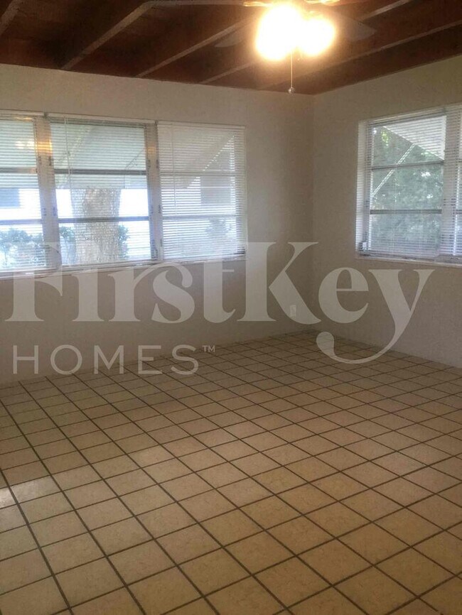 Building Photo - 609 Snowden Dr