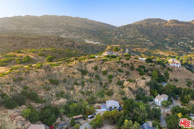 Building Photo - 8657 Valley Flores Dr