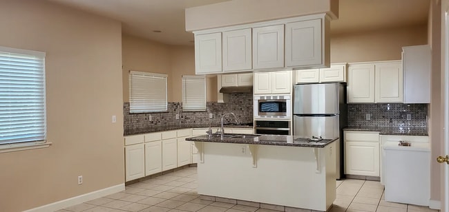 Building Photo - Beautiful Four Bedroom Home in Clovis North School District!