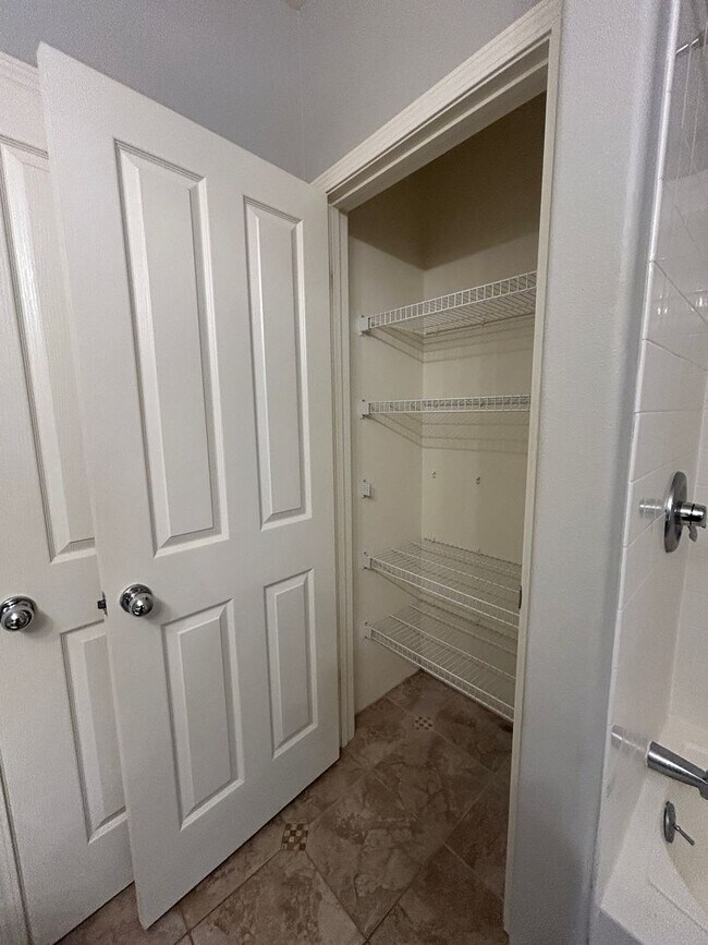Building Photo - Bright & Airy 3-Bedroom Townhome in Ewa Be...