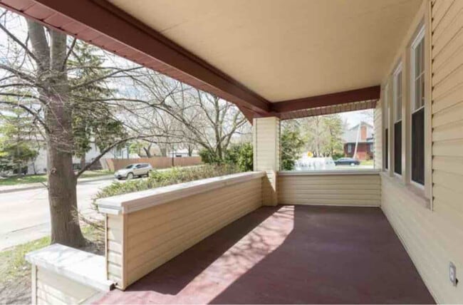 Building Photo - 161 E North Ave