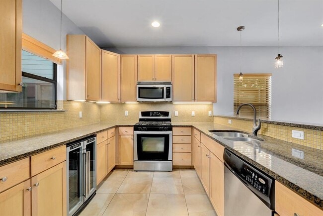 Building Photo - 1203 E 2nd St