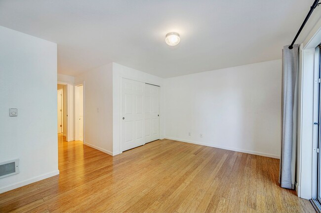 Building Photo - Two Bedroom Townhouse in Edmonds