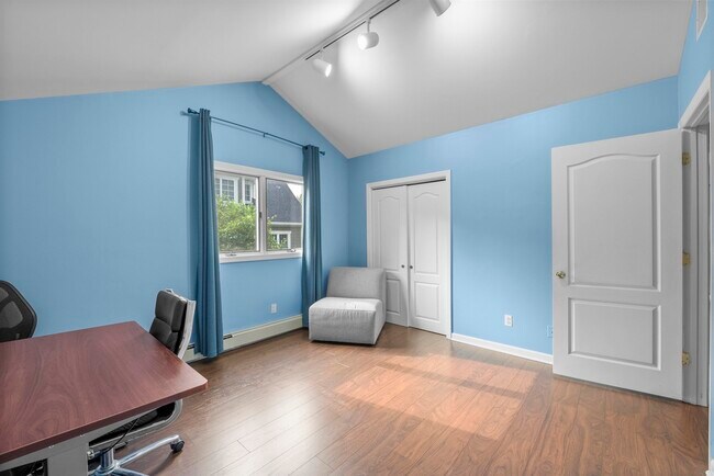 Building Photo - 926 Norgate Dr
