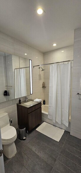 Building Photo - 508-507 W 28th St