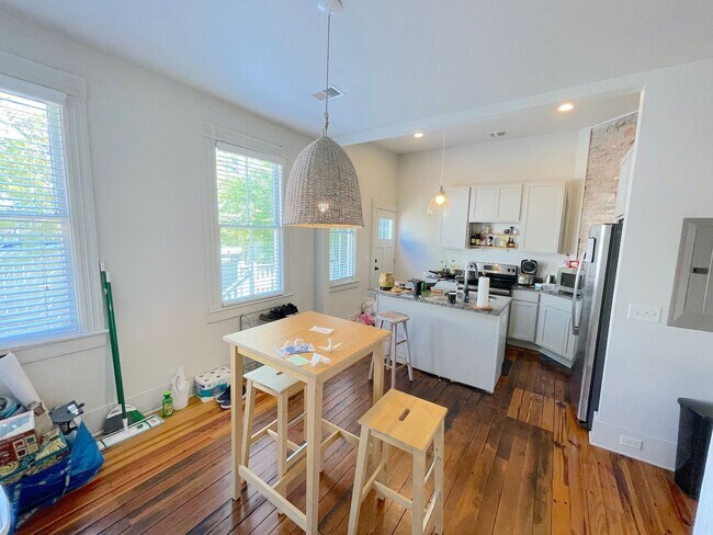 Building Photo - 2 BED | 2 BATH | PRIVATE PARKING | DIXON PARK
