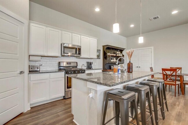 Building Photo - 501 Peace Dr