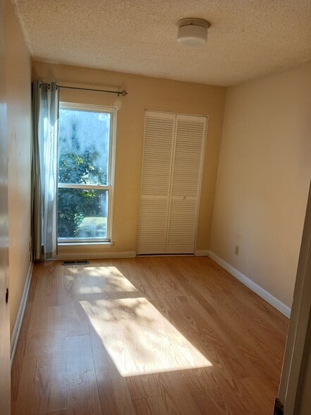 Building Photo - 1346 Bradley Dr