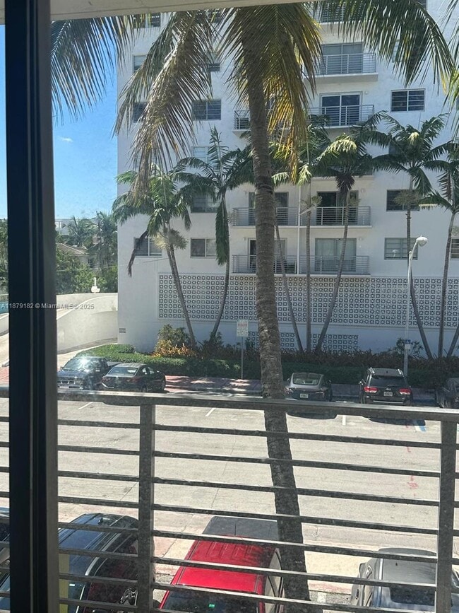 Building Photo - 1441 Lincoln Rd