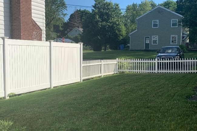 Fenced side yard - 51 Greenway