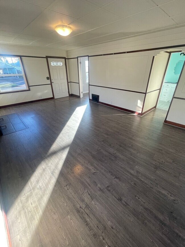 Building Photo - **MOVE IN SPECIAL!** Large 2 Bedroom with Bonus Space!