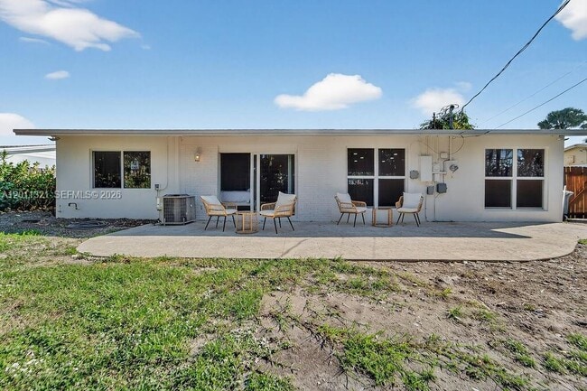 Building Photo - 756 S Cinnamon Rd