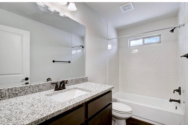 Building Photo - 10340 Lynwood Crk