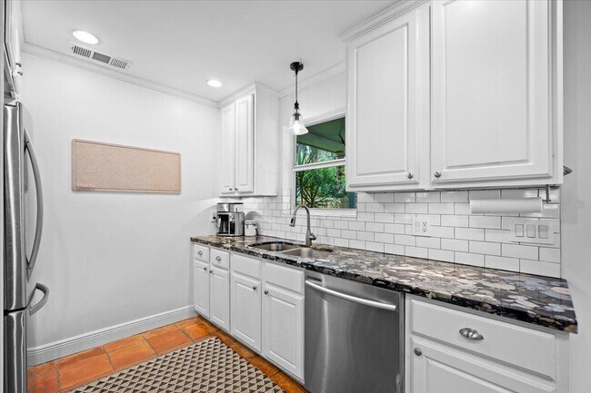 Building Photo - 710 Cree St