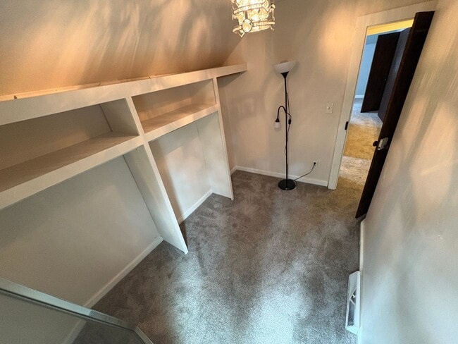 Building Photo - Lovely 4 Bedroomin a Quaint and Quiet Neig...