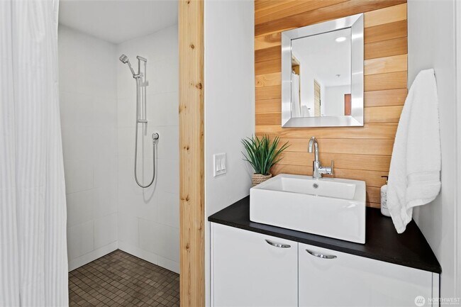 Building Photo - 6304 Lakeview Dr