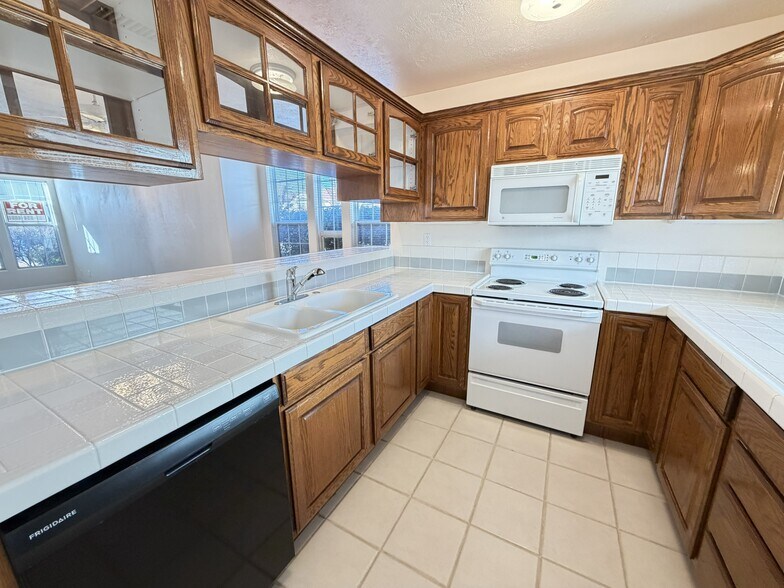 Building Photo - 1200 Glen Canyon Dr