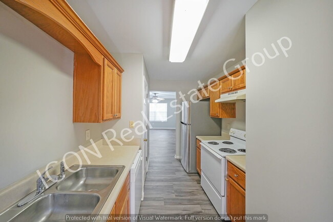 Building Photo - 3/2 Ground Floor apartment with new floori...