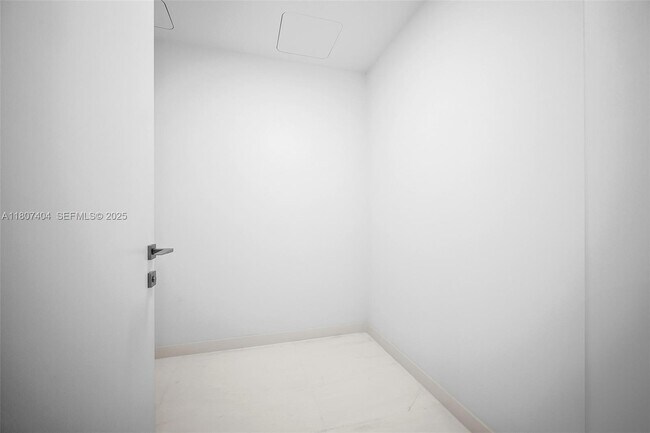 Building Photo - 300 Biscayne Blvd Way