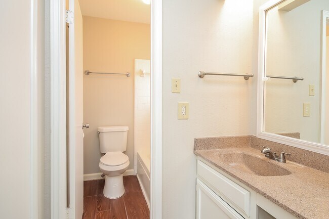 Building Photo - 2710 Village Ct