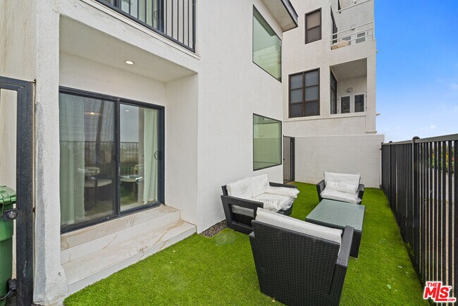 Building Photo - 3305 Ocean Front Walk