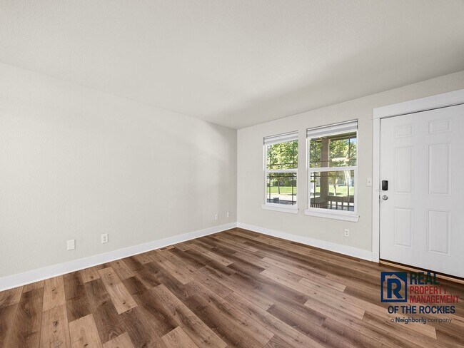 Building Photo - Beautiful 2 Bed 2.5 Bath Townhouse in West...
