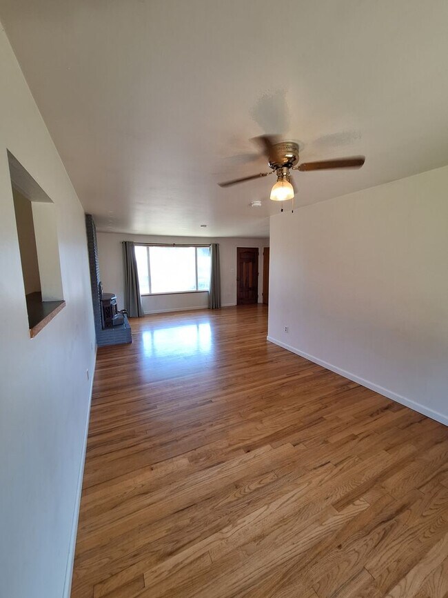 Building Photo - 5867 Madrona Dr