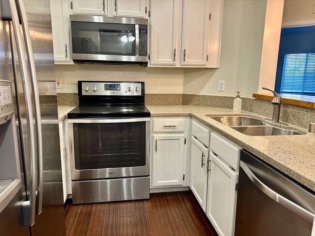 Building Photo - Great 2 Bedroom Townhome- Move in Ready! Washer/Dryer Garage