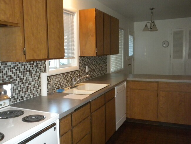 Building Photo - Oversized (@ whopping 2,600+ Sq. Ft.), Beautifully Charming 3-Bed, 2-Bath Home in Wenatchee!!