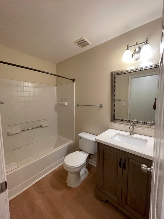 Building Photo - 412 Silvergrove Dr