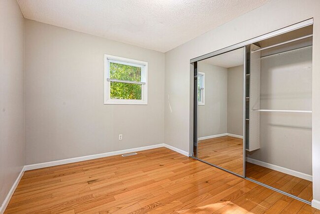 Building Photo - 1550- Chic 3BR Ranch in Parchment - Sleek,...