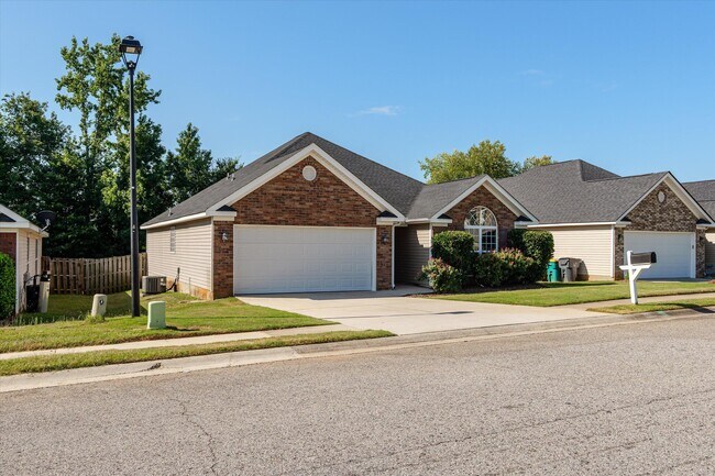Building Photo - 570 Lory Ln