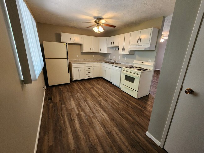 Building Photo - 3 Bedroom Home in Bloomington